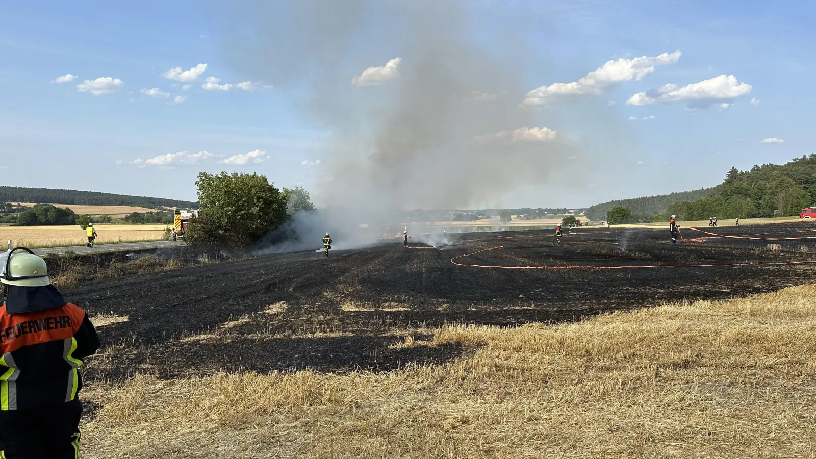 Zu einem Böschungsbrand an der B470 auf Höhe von Pahres rückten zahlreiche Feuerwehren für die Löscharbeiten an. (Foto: Feuerwehr Neustadt)