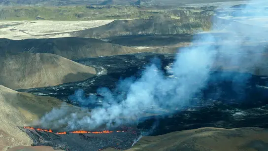 Eine Luftaufnahme zeigt die Aktivität des Vulkans Fagradalsfjall. (Foto: Ernir Snaer/AP/dpa)