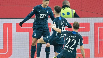 Hoffenheims Andrej Kramaric (r.) darf sich feiern lassen. (Foto: Uwe Anspach/dpa)