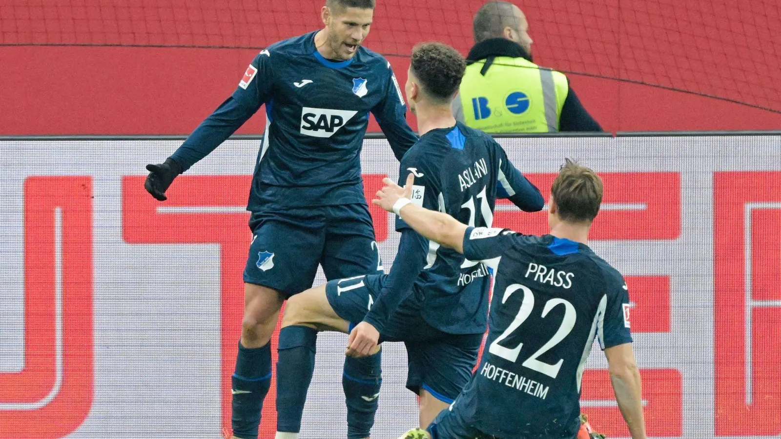 Hoffenheims Andrej Kramaric (r.) darf sich feiern lassen. (Foto: Uwe Anspach/dpa)