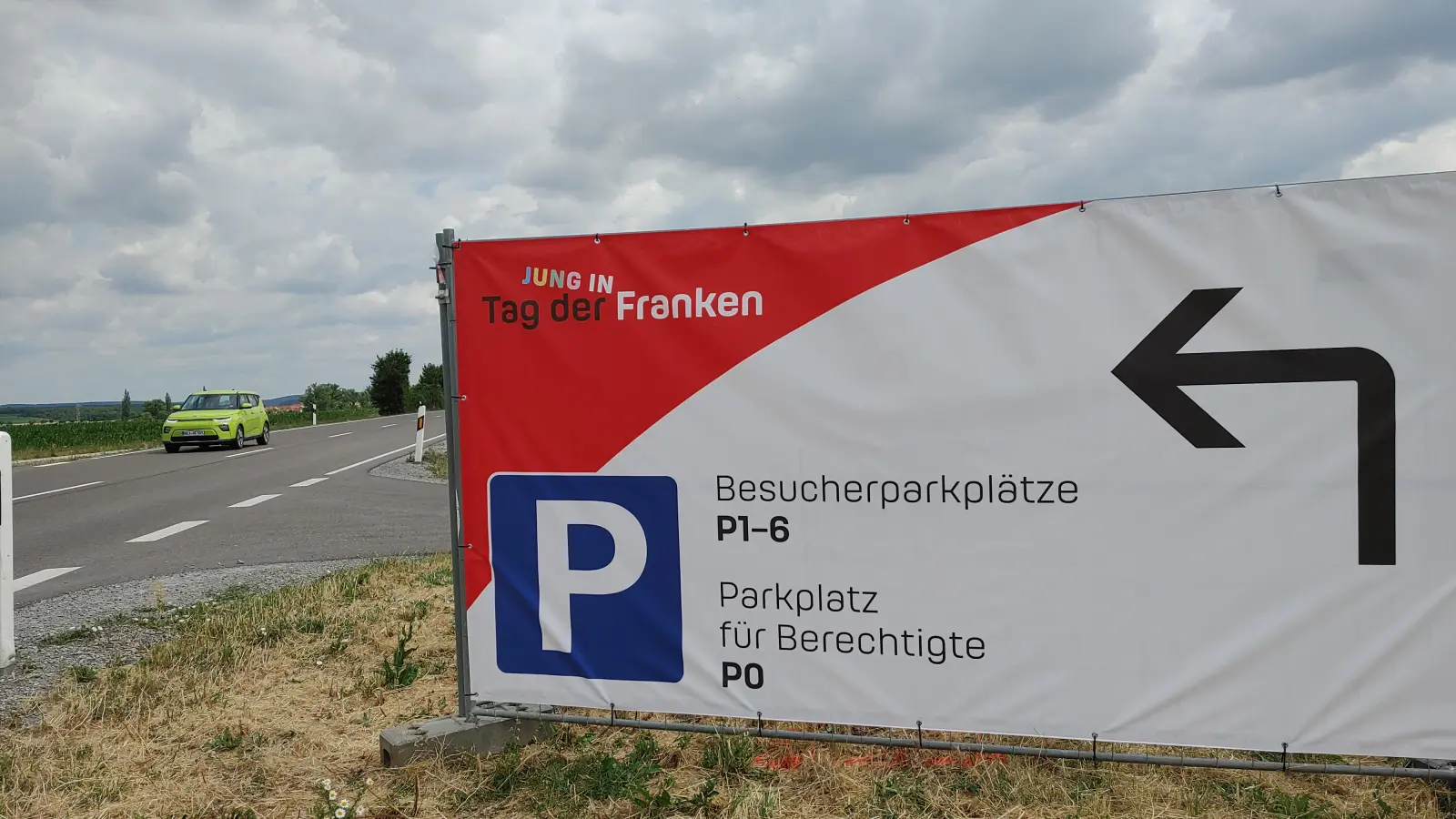 An der Bundesstraße 470 zwischen Illesheim und Bad Windsheim weist bereits jetzt ein Banner Verkehrsteilnehmer auf die Parksituation zum Tag der Franken am Sonntag, 2. Juli, hin. (Foto: Katrin Merklein)