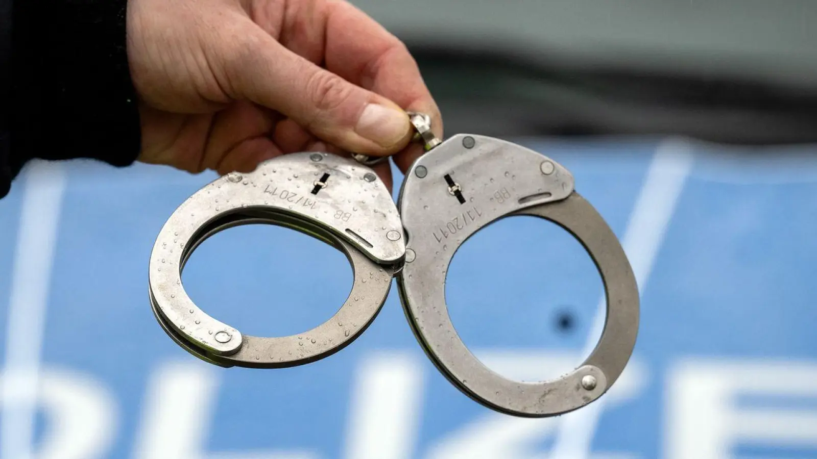 Die Beamten haben den Mann nach neuen Notrufen festgenommen. (Symbolbild) (Foto: Soeren Stache/dpa)