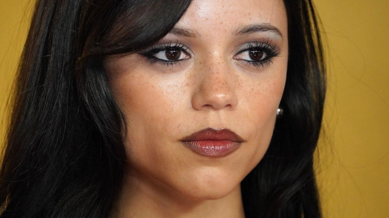 US-Schauspielerin Jenna Ortega (23) ist im neuen Trailer der Roman-Verfilmung „Klara und die Sonne“ von Regisseur Taika Waititi als Roboter-Mädchen zu sehen. (Archivbild) (Foto: Jordan Strauss/Invision/AP/dpa)