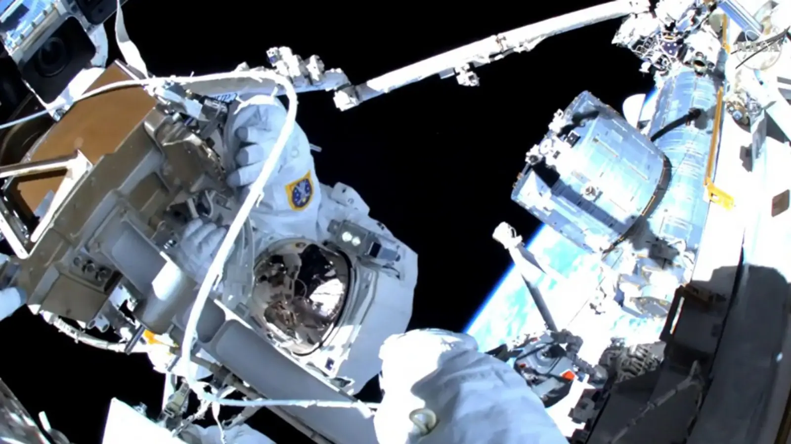 Die von de NASA herausgegebene Aufnahme zeigt den Deutschen Astronauten Matthias Maurer und den US-Astronauten Raja Chari bei Wartungsarbeiten bei einem Außeneinsatz an der Raumstation ISS. (Foto: Heidi Lavelle/NASA/dpa)