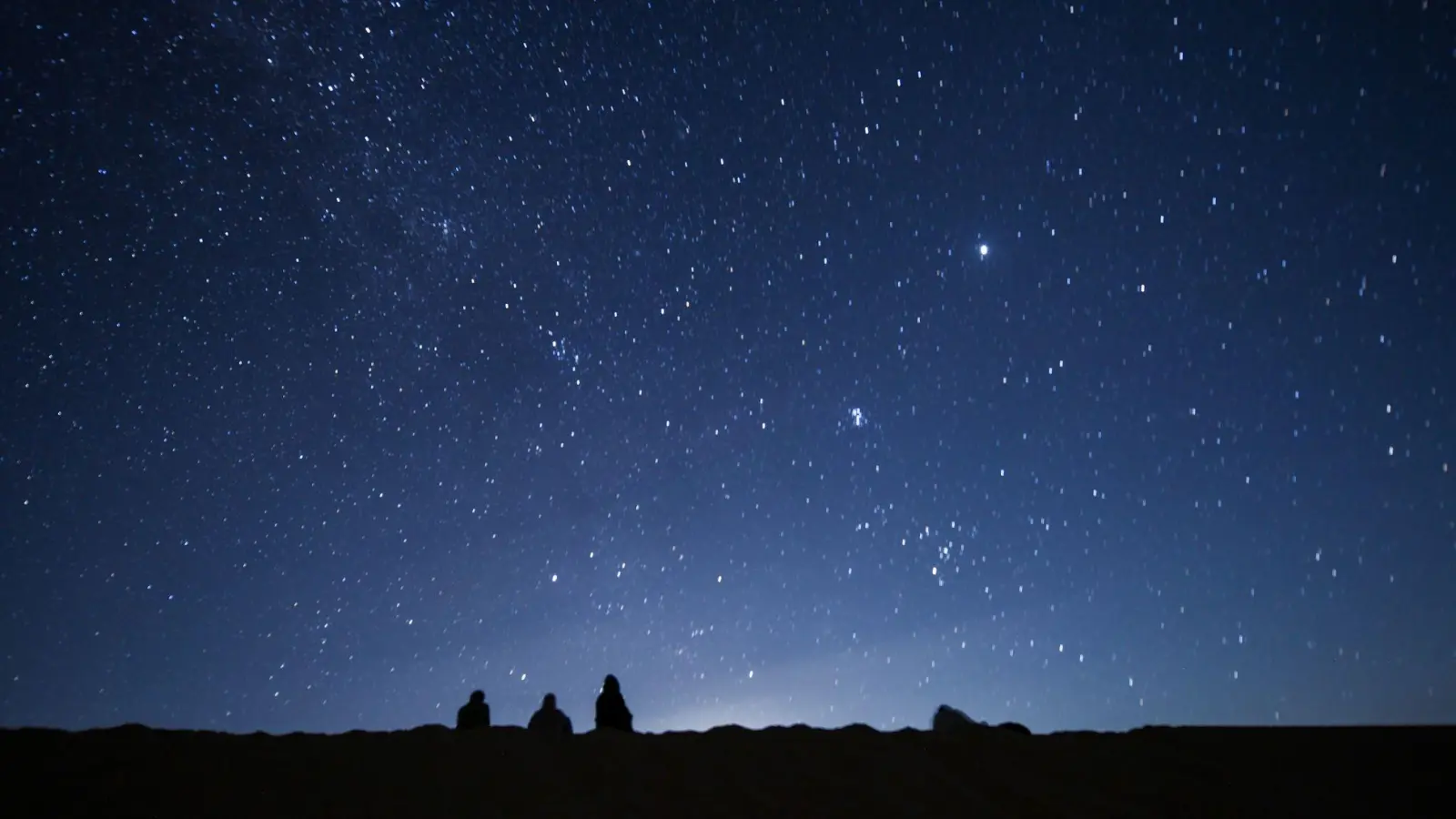 Dunkle Standorte fernab von Lichtverschmutzung sind ideal für Astrofotografie mit dem Smartphone. (Foto: Sayed Hassan/dpa/dpa-tmn)