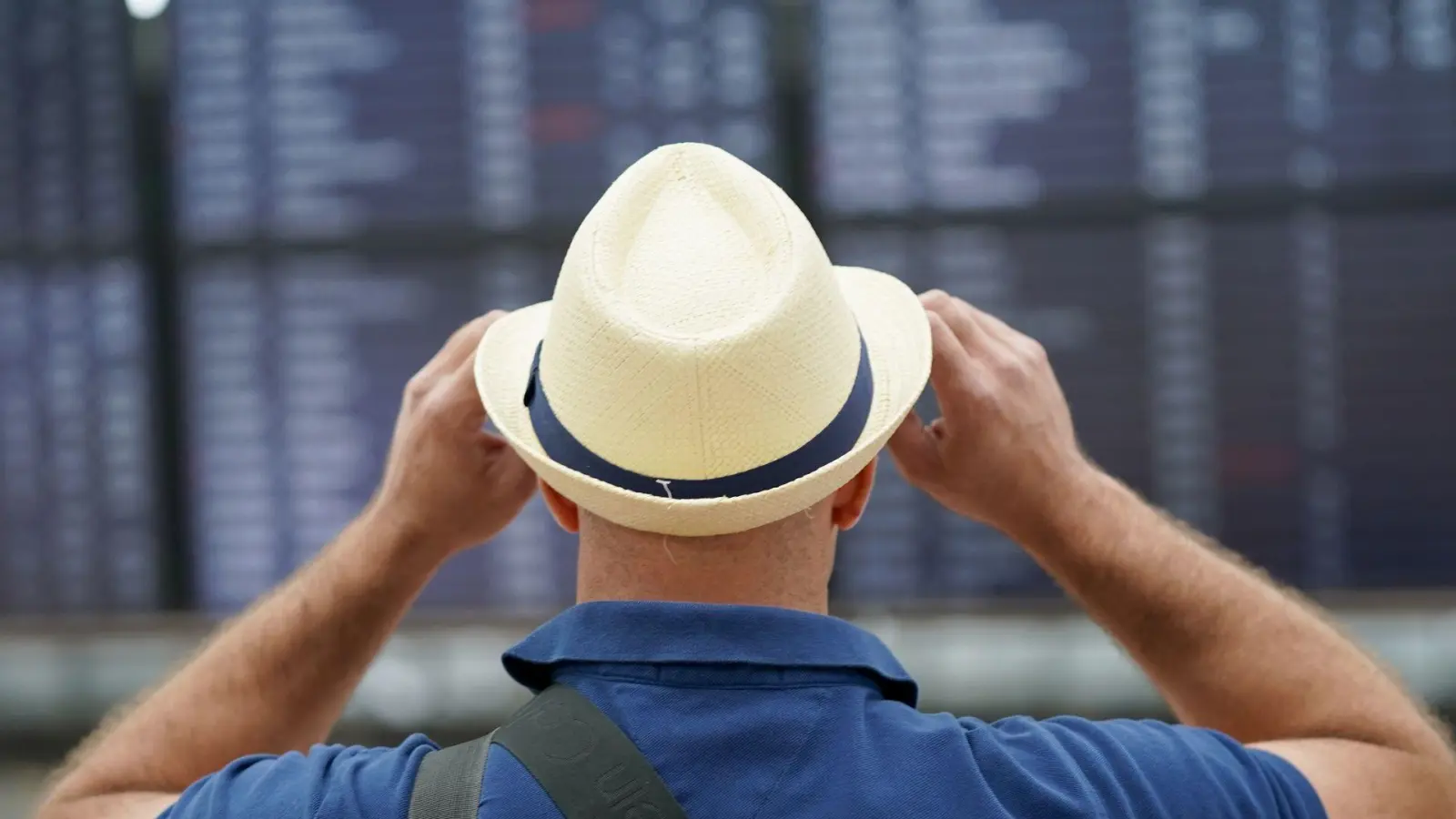 Wer ganz flexibel ist, kann an den Flughafen fahren und dort eine Reise buchen, die Stunden später losgeht. Veranstalter nennen das „Super-Last-Minute“. (Foto: Marcus Brandt/dpa)