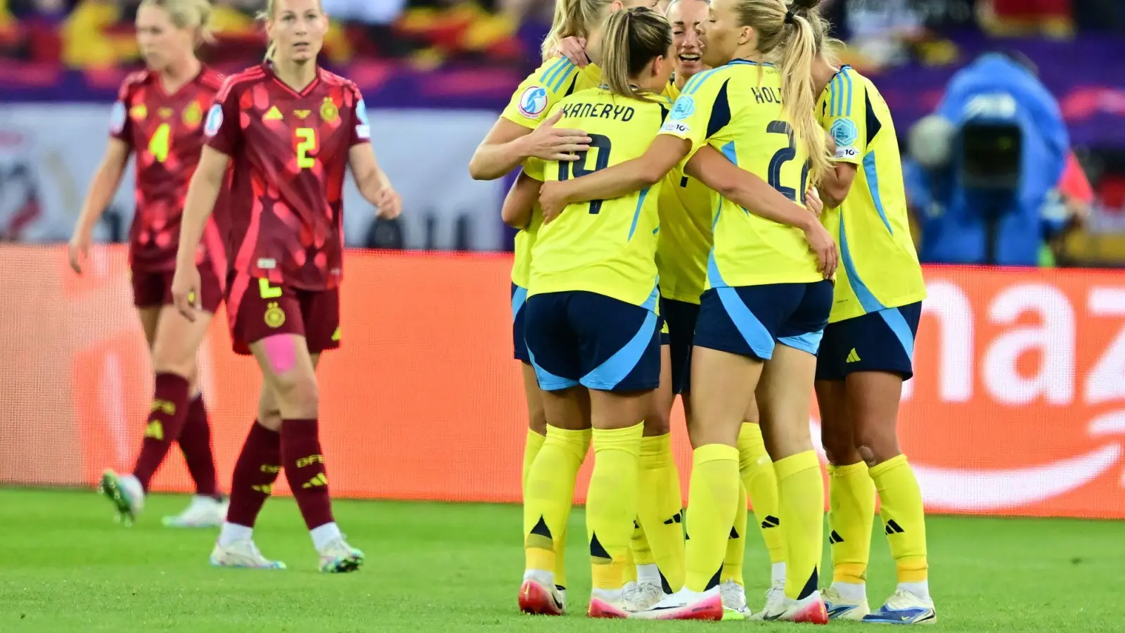 Das deutsche Team patzt, Schweden jubelt. (Foto: Sebastian Christoph Gollnow/dpa)