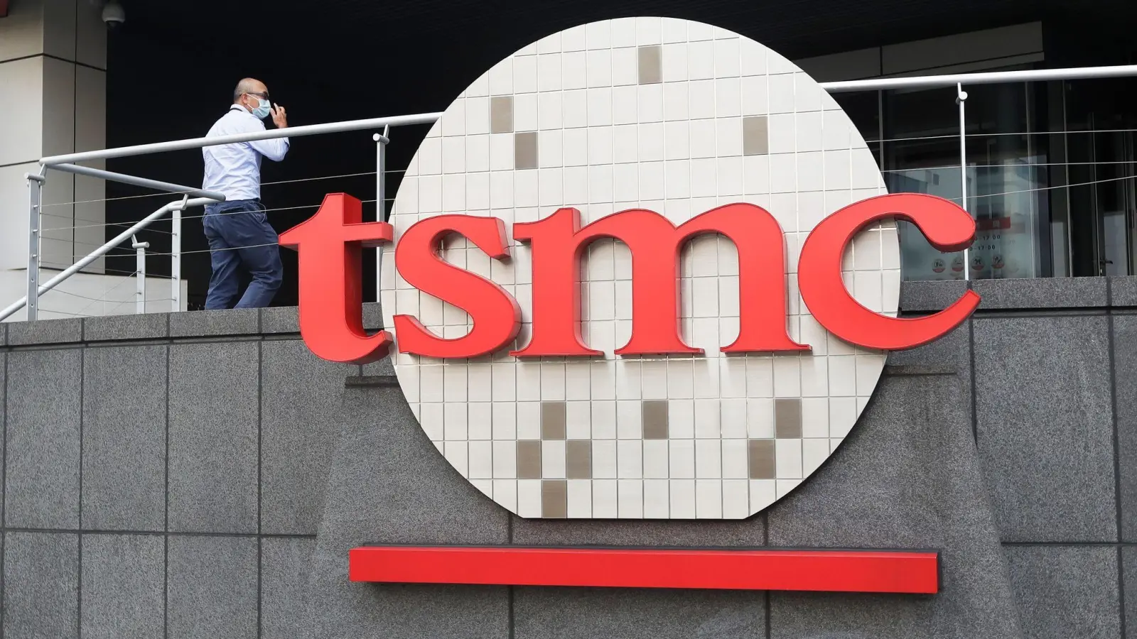 Der weltgrößte Chipauftragsfertiger TSMC hat im Schlussquartal weniger Geschäft gemacht als von Experten erwartet. (Foto: Chiang Ying-Ying/AP/dpa)