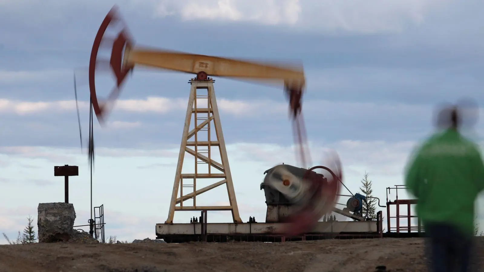 Die Öl-Schwergewichte Russland und Saudi-Arabien dominieren die Förderpolitik der Opec+. (Archivfoto) (Foto: Dmitry Lovetsky/AP/dpa)