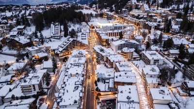 Der noble Skiort Crans-Montana auf 1.500 Metern Höhe. (Foto: Jean-Christophe Bott/KEYSTONE/dpa)