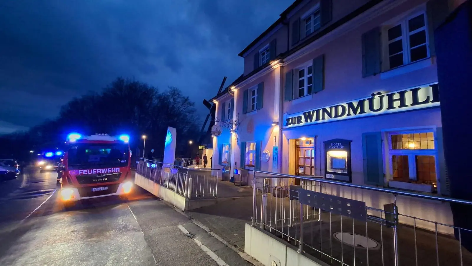 Die Feuerwehr rückte zu einem Einsatz am Hotel Windmühle an. (Foto: Alexander Biernoth)