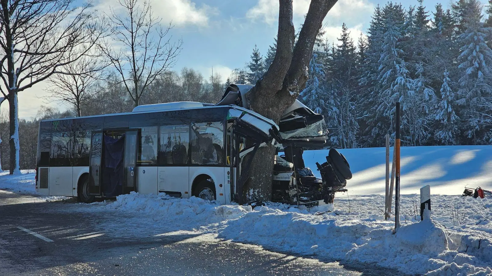Bei dem Unfall eines Schulbusses im Erzgebirge ist ein Schüler ums Leben gekommen. (Foto: Mike Müller/TNN/dpa)