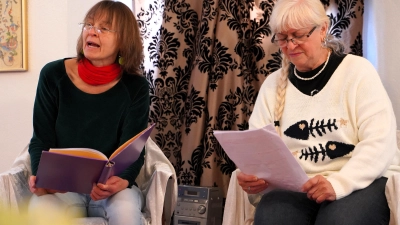 Sie veranstalteten eine Märchenstunde im Hegereiterhaus: Heike Maltz (links) und Brigitte Christina Trautmann-Keller. (Foto: Simone Hedler)