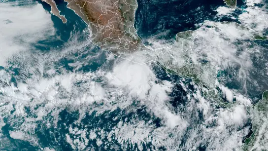 Dieses von der NOAA zur Verfügung gestellte Satellitenbild zeigt den Hurrikan „Agatha“ (M) vor der Pazifikküste Mexikos. (Foto: Uncredited/NOAA/dpa)