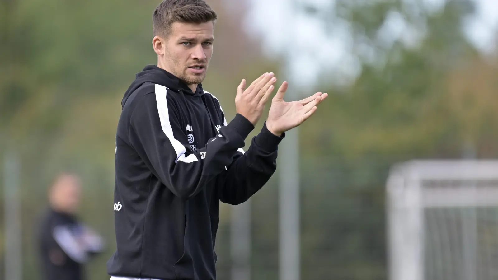 Stimmt sich schon mal auf seinen neuen Job ein: Der erst 24-jährige Niklas Reutelhuber wird neuer Cheftrainer des Fußball-Regionalligisten SpVgg Ansbach. (Foto: Martin Rügner)