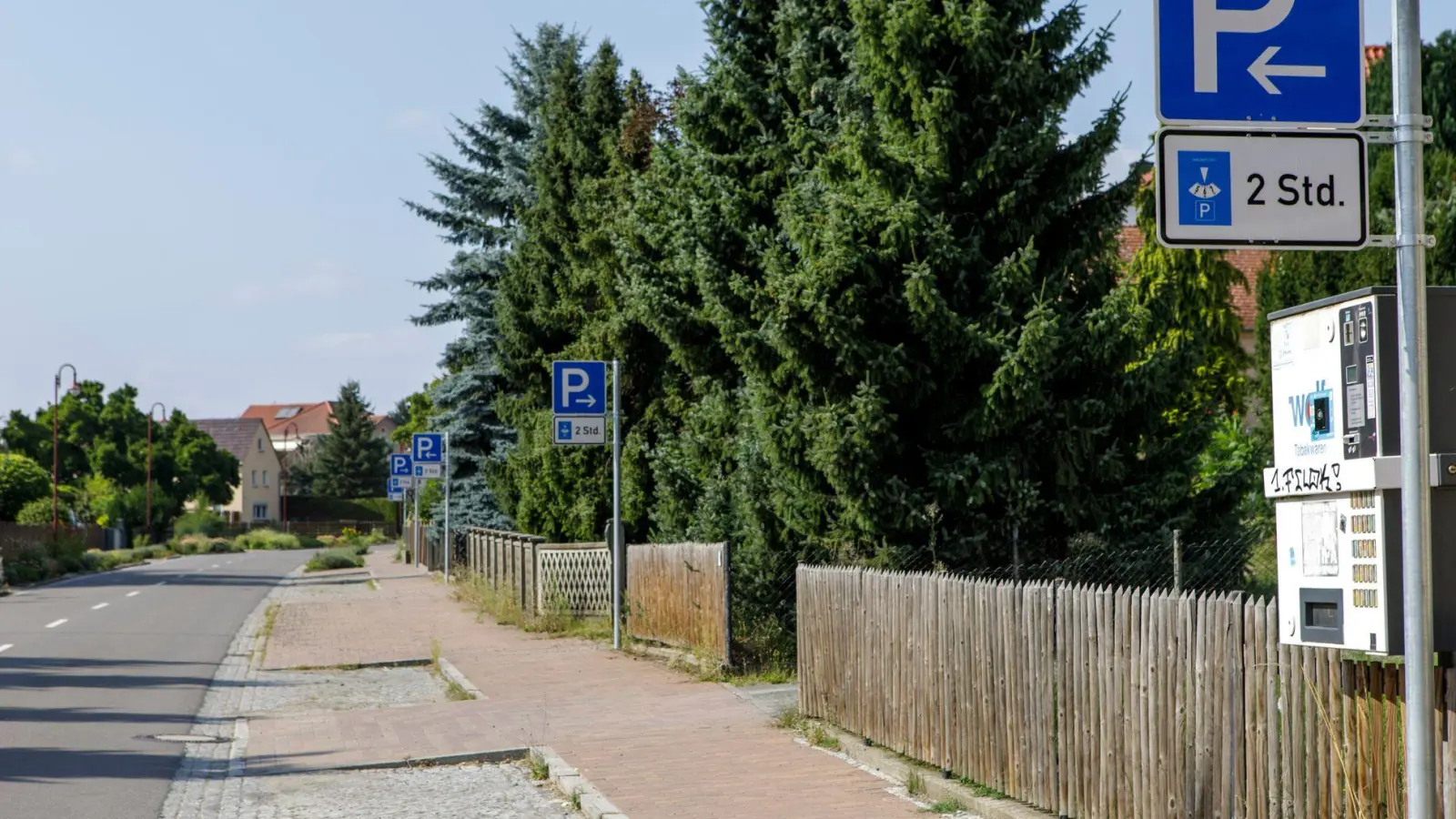 Im Örtchen Störmthal sind die Menschen verstimmt über eine Vielzahl von Parkschildern. (Foto: Julius-Christian Schreiner/dpa)