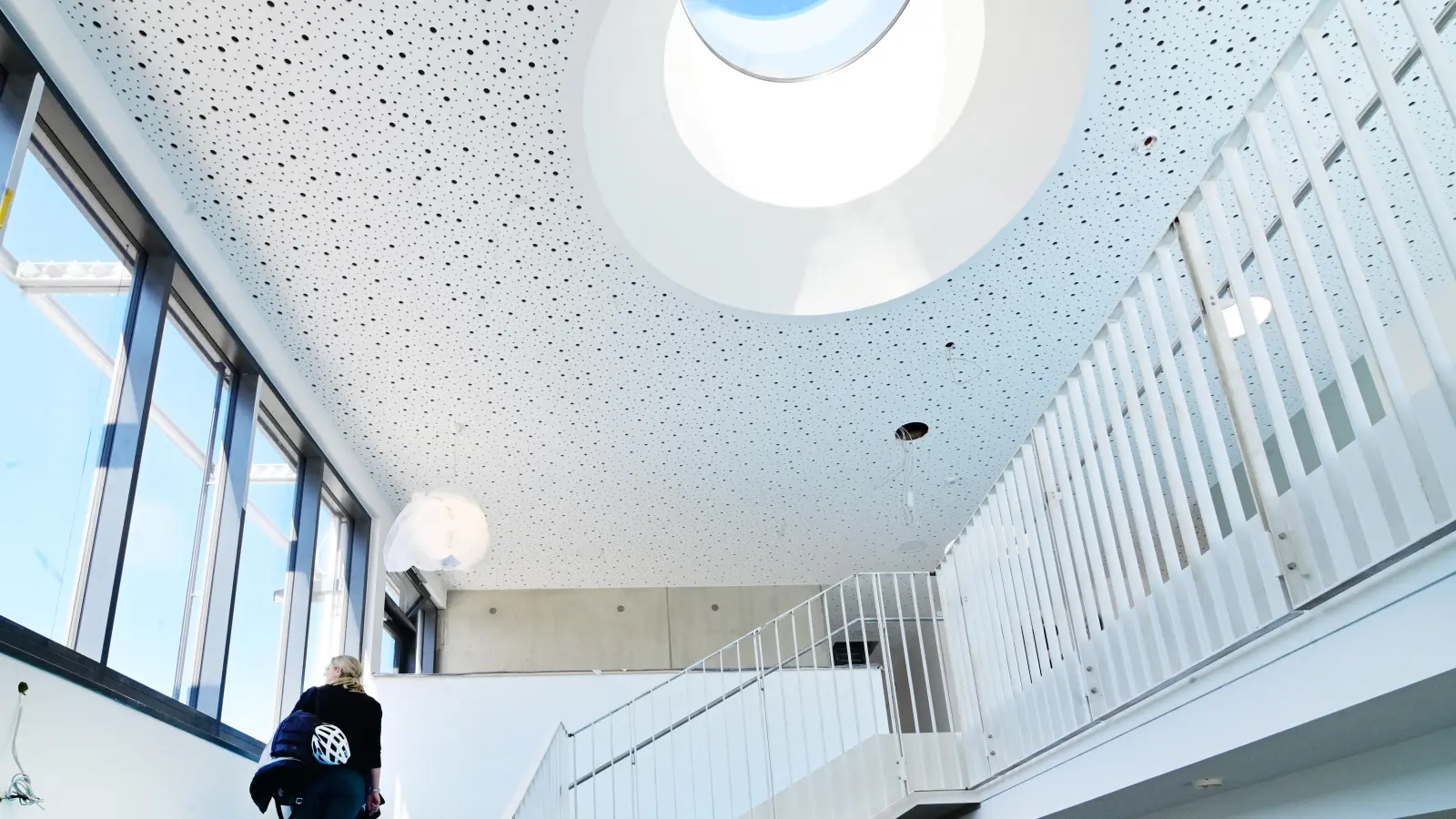 Große Fenster und Glaskuppeln lassen viel Sonnenlicht ins Treppenhaus. (Foto: Jim Albright)