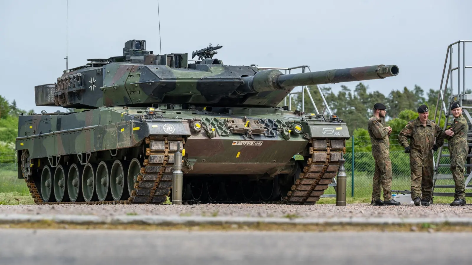 Ein Kampfpanzer vom Typ Leopard II A6. Die Bundeswehr erhält als Ausgleich für Panzerlieferungen an die Ukraine 18 neue Kampfpanzer vom Nachfolgermodell Leopard 2A8. (Foto: Armin Weigel/dpa)