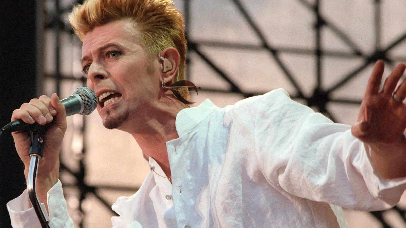 Der britische Musiker David Bowie auf der Bühne (1997). (Foto: Markus Beck/dpa)