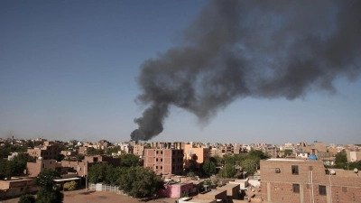 Rauch steigt nach anhaltenden Kämpfen über den Dächern von Khartum auf. (Foto: Marwan Ali/AP/dpa)