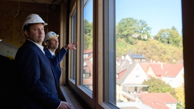 Klingbeil schaut sich an, wo mit Geld aus seinem Sondervermögen gebaut wird. (Archivbild) (Foto: Marijan Murat/dpa)