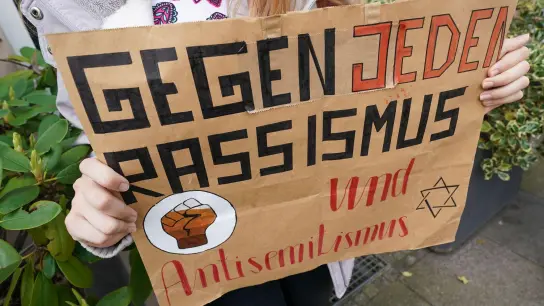 Ein Plakat bei einer Demonstration gegen Rassismus in Halle. (Foto: Peter Endig/dpa-Zentralbild/dpa)