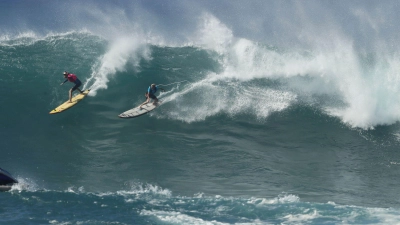 Surf-Touristen könnten nun mit der stehenden Welle au Hawaii Erfahrung sammeln, bevor sie sich auf die gewaltigen Wellen im Pazifik wagen. (Foto: Jamm Aquino/Honolulu Star-Advertiser/AP/dpa)
