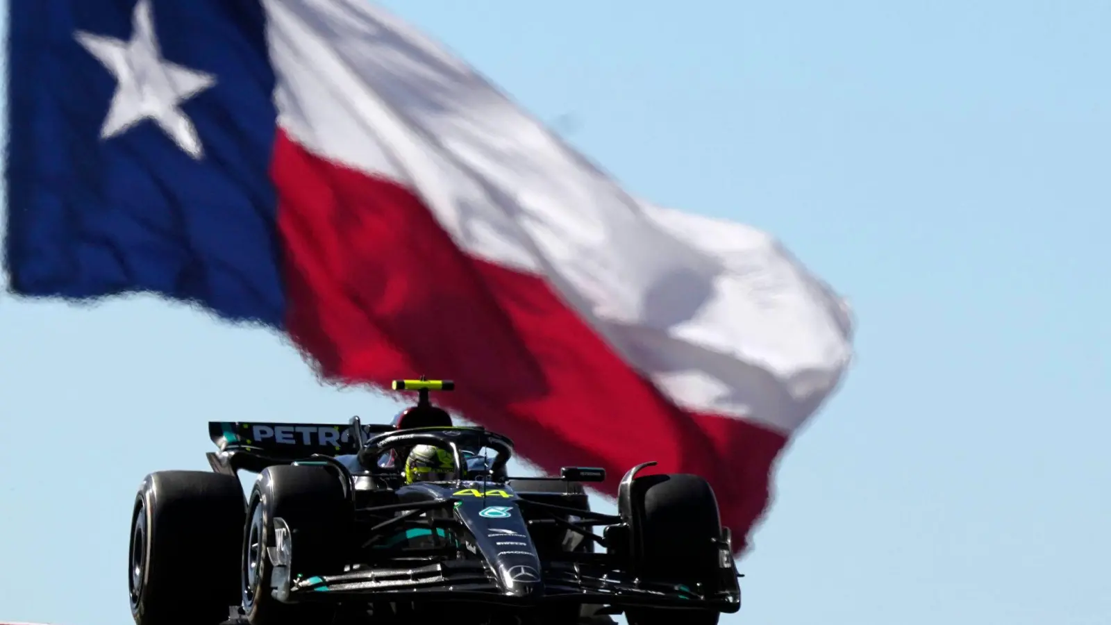 Mercedes-Pilot Lewis Hamilton wurde nachträglich disqualifiziert. (Foto: Eric Gay/AP/dpa)