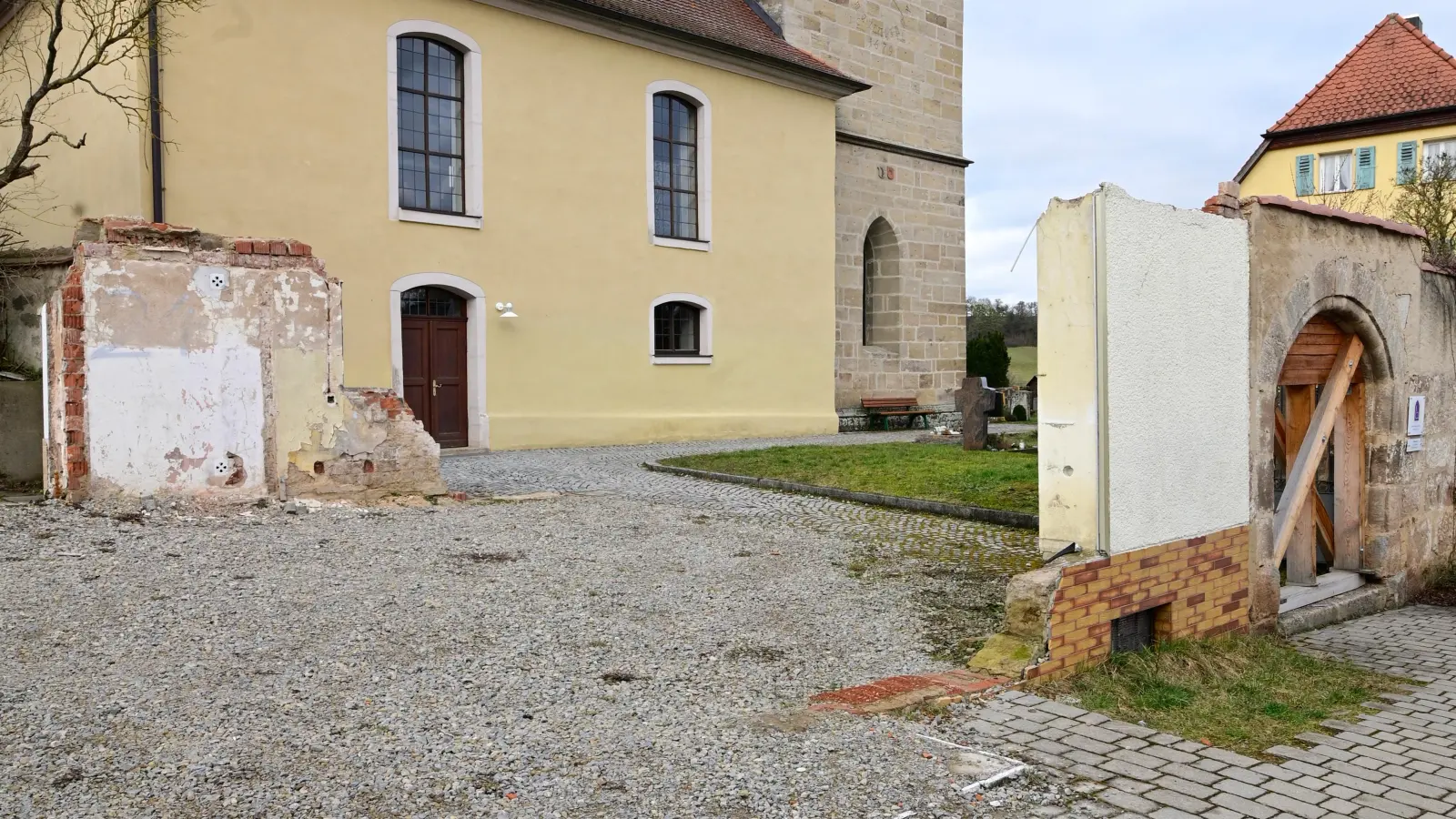 So sieht der Vorplatz der St.-Bartholomäus-Kirche in Unternbibert seit Jahren aus: „Ein Schandfleck“, sagt der Bürgermeister. (Foto: Jim Albright)