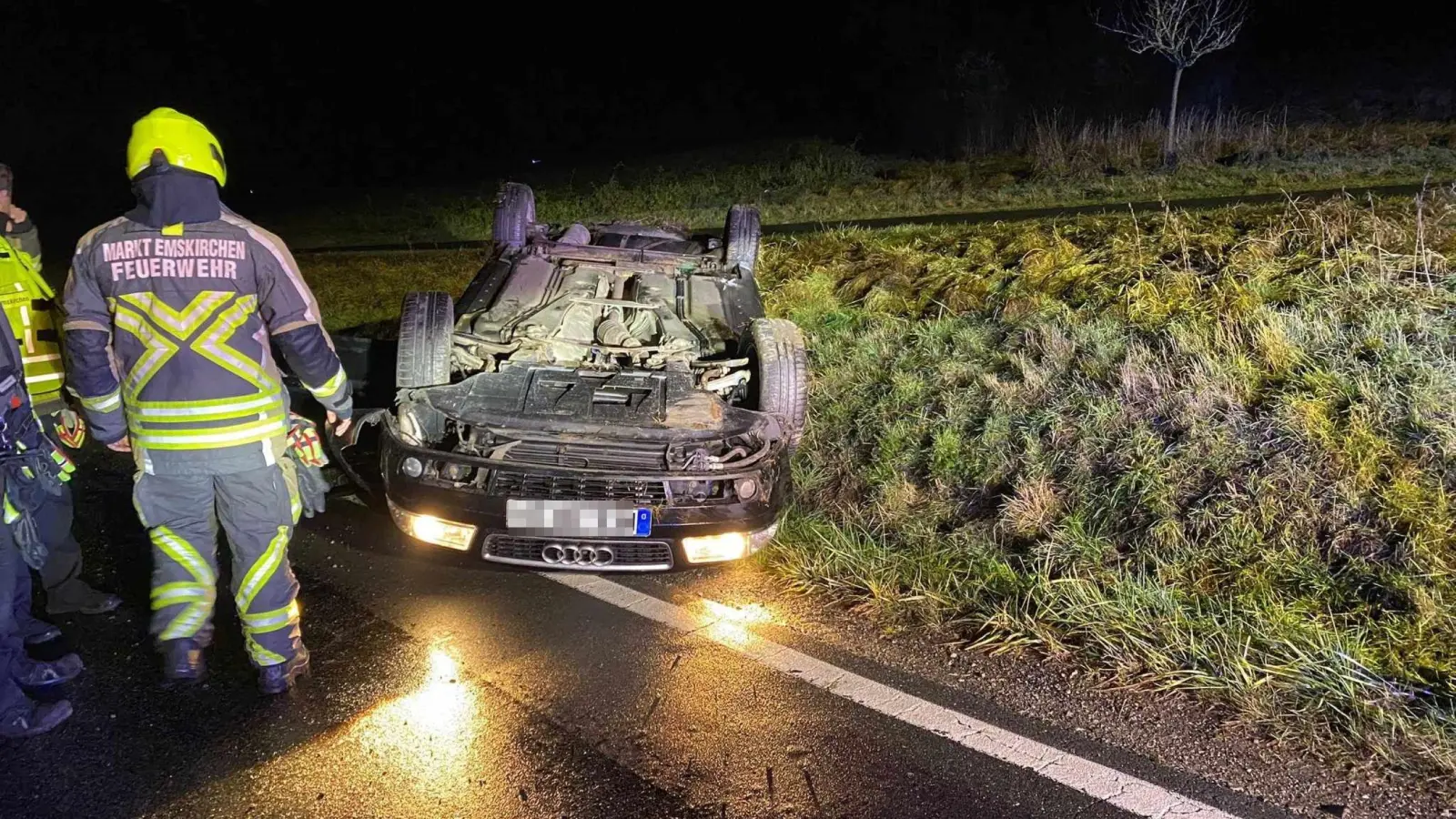 Das Auto hatte sich überschlagen und kam auf dem Dach über dem Graben zum Liegen. (Foto: Feuerwehr Emskirchen)