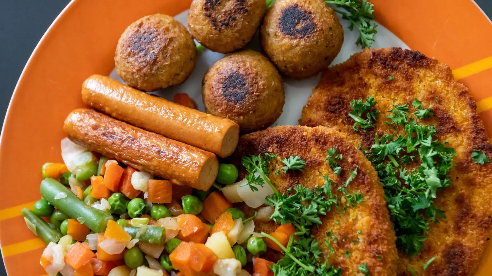 Rund vier Prozent bezeichneten ihre Ernährung im Nationalen Ernährungsmonitoring als vegetarisch. Etwa ein Prozent gab an, sich vegan zu ernähren. (Archivbild)  (Foto: Silas Stein/dpa/dpa-tmn)