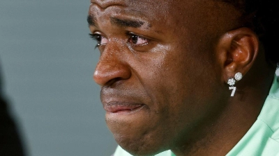 Der brasilianische Nationalspieler Vinicius Junior brach während einer Pressekonferenz in Tränen aus. (Foto: Oscar J. Barroso/AP/dpa)