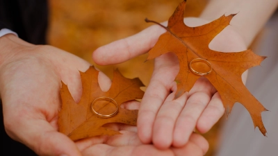 Die Trauringe sind auch nach der Hochzeit noch ein Zeichen für die ewige Verbundenheit des Paares und erinnern immer wieder an den großen Tag.  (Foto: Pexels)