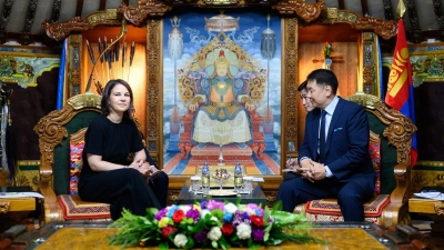 Annalena Baerbock (l.) im Gespräch mit Ukhnaa Khurelsukh, dem Staatspräsidenten der Mongolei. (Foto: Bernd von Jutrczenka/dpa)