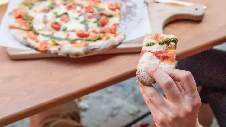 Pizza und Pinsa sind sich sehr ähnlich. Nur der Teig unterscheidet sich. Der Sauerteig einer Pinsa ruht bis zu 72 Stunden. (Foto: Robert Günther/dpa-tmn)