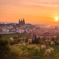 Vom Hausberg Petřín hat man einen wundervollen Blick auf die „Goldenen Stadt“. (Foto: Petr Čech/CzechTourism/dpa-tmn)