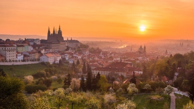 Vom Hausberg Petřín hat man einen wundervollen Blick auf die „Goldenen Stadt“. (Foto: Petr Čech/CzechTourism/dpa-tmn)