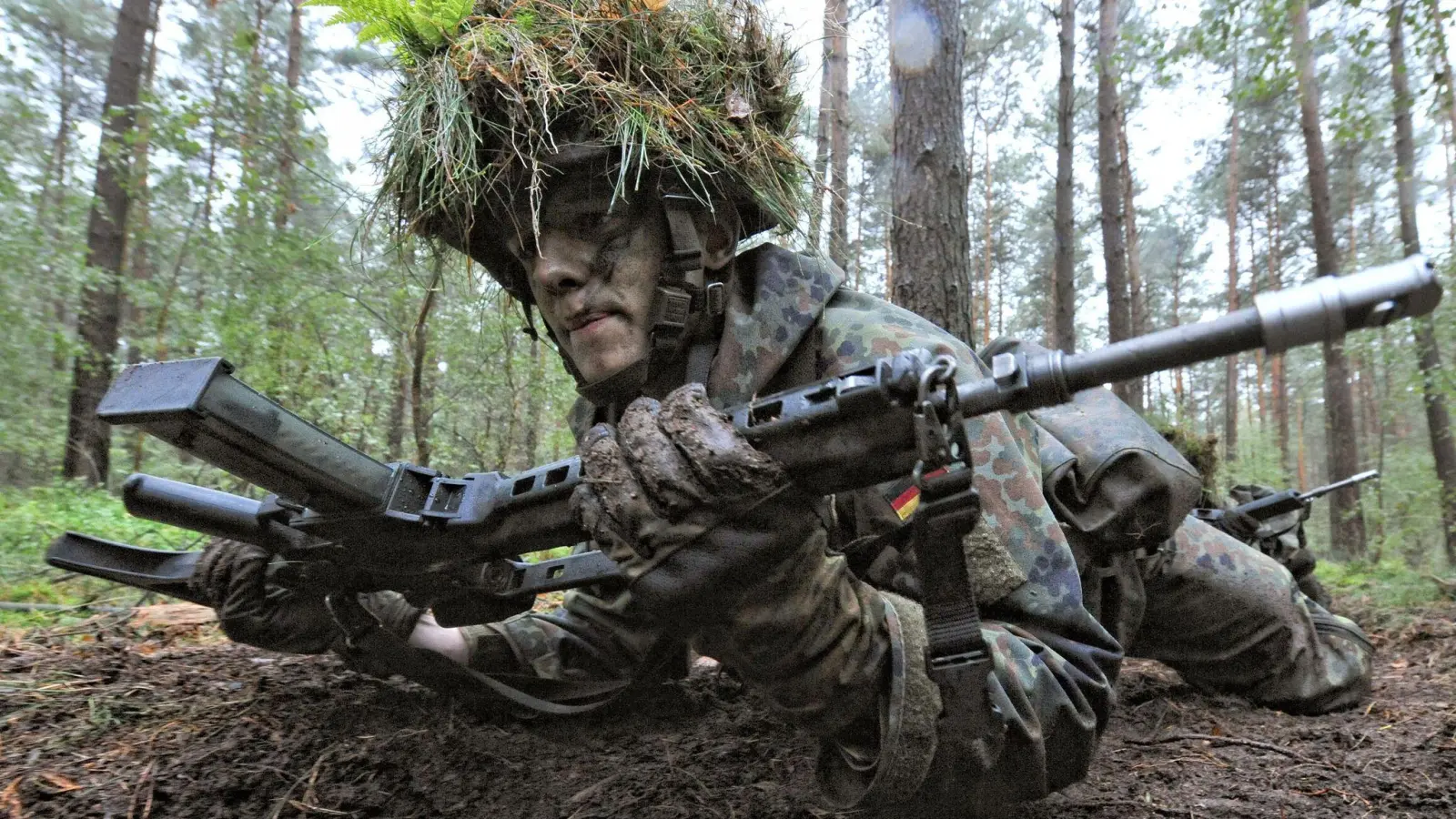 Die AfD hat sich in der Frage der Wehrpflicht nach jahrelangen internen Auseinandersetzungen nun festgelegt. (Illustration)  (Foto: Peter Steffen/dpa)