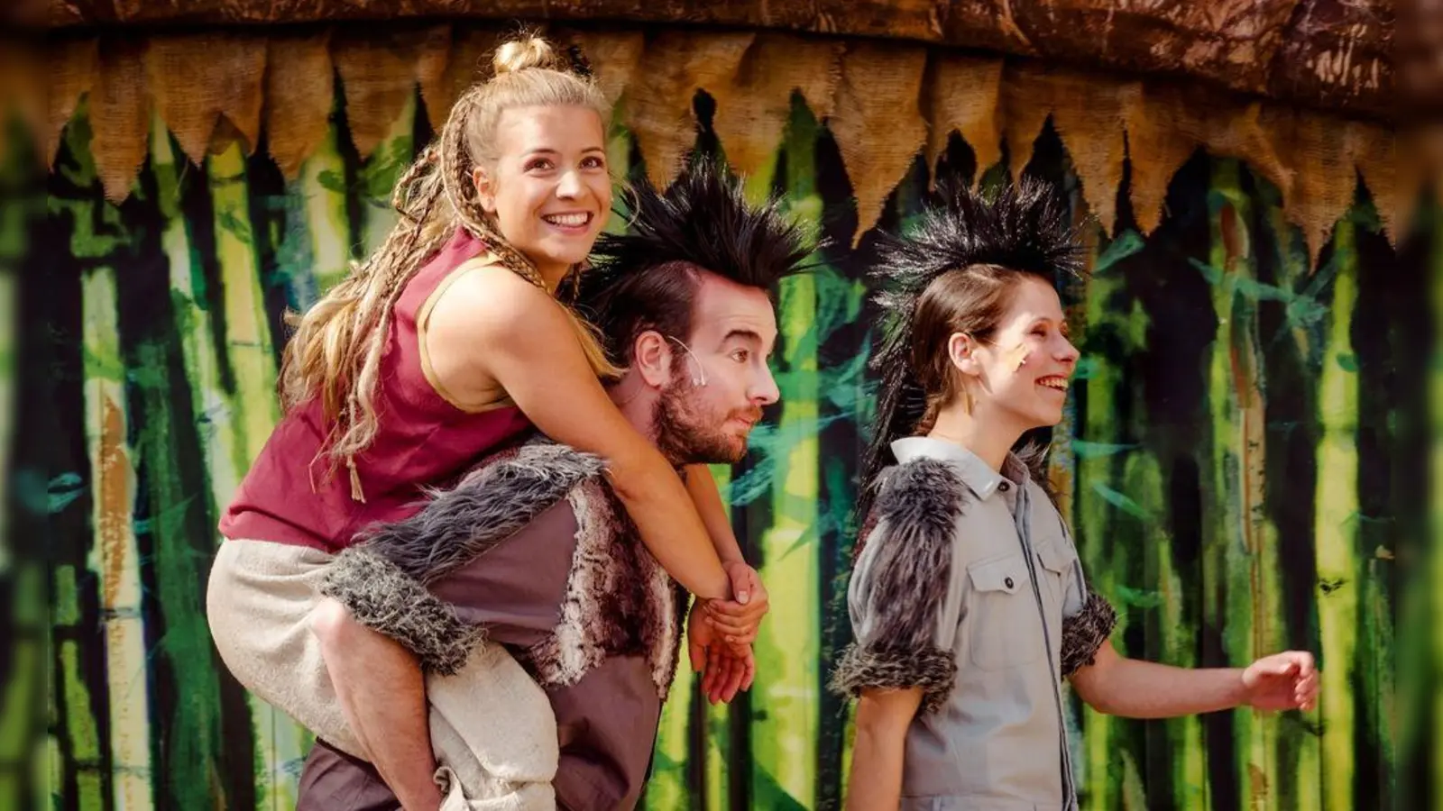 Bei den Wölfen fühlt sich das Menschenkind wohl (von links): Mogli (Juliane Krug), Akela (Jan-Hendrik Wagner) und Raksha (Meike Pintaske) im „Dschungelbuch”. (Foto: Kreuzgangspiele/Nicole Brühl)