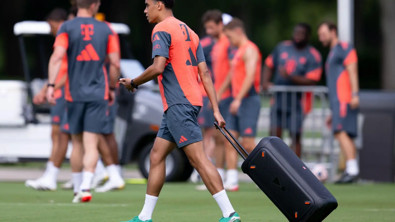 Jamal Musiala zieht eine Musikbox auf den Trainingsplatz. Gegen Flamengo soll der Bayern-Star auf dem Platz für die Musik sorgen. (Foto: Sven Hoppe/dpa)