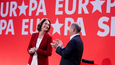Bundeskanzler Olaf Scholz applaudiert für Katharina Barley, SPD-Spitzenkandidatin für die Europawahl. (Foto: Carsten Koall/dpa)