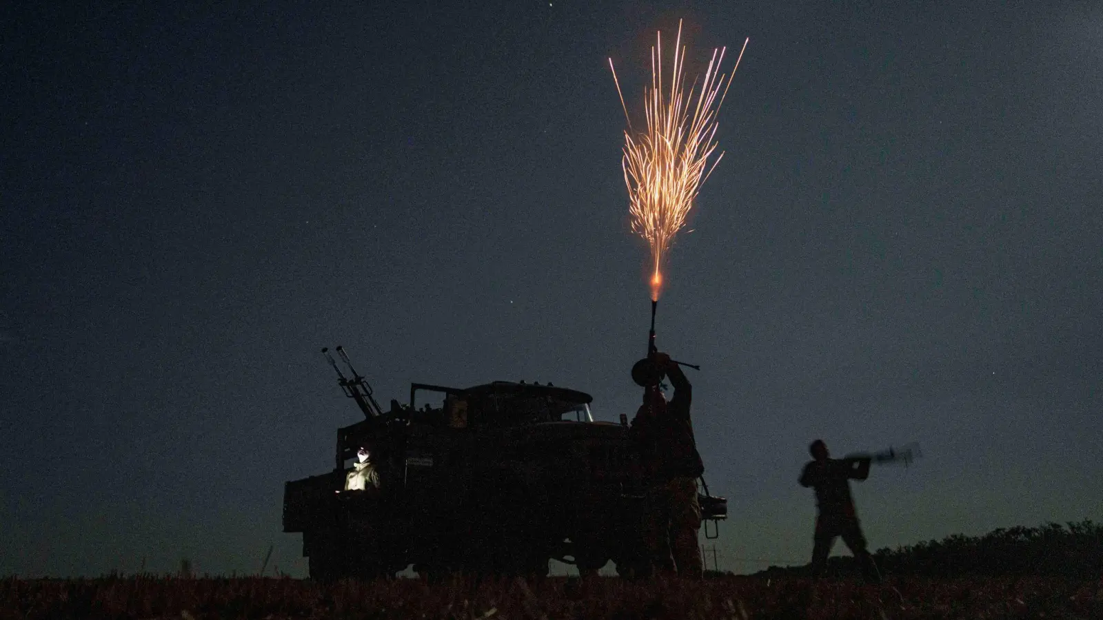 Das Gebiet Dnipropetrowsk ist seit langem Schauplatz der militärischen Auseinandersetzung - Drohnen schlagen immer wieder hier ein. (Archivbild)  (Foto: Evgeniy Maloletka/AP/dpa)