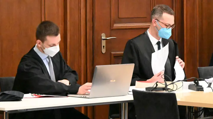 Die Rechtsanwälte Marc-Oliver Sandner (links) und Patrick Schmidt versuchen mit Anträgen, der Beweisaufnahme eine neue Richtung zu geben. (Foto: Manfred Blendinger)