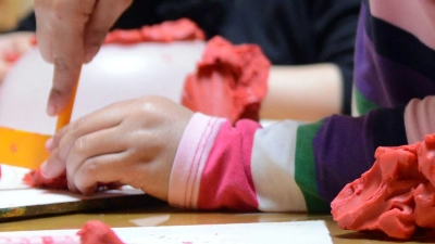 Knetmasse ist ein beliebtes Spielzeug für kreative Kinderhände. (Foto: Caroline Seidel/dpa-tmn/dpa)