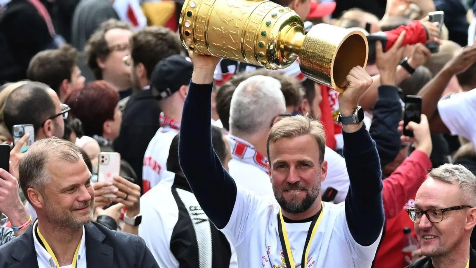 Die Erfolgsköpfe des VfB Stuttgart bleiben zusammen: Fabian Wohlgemuth, Sebastian Hoeneß und Alexander Wehrle. (Archivbild) (Foto: Marijan Murat/dpa)