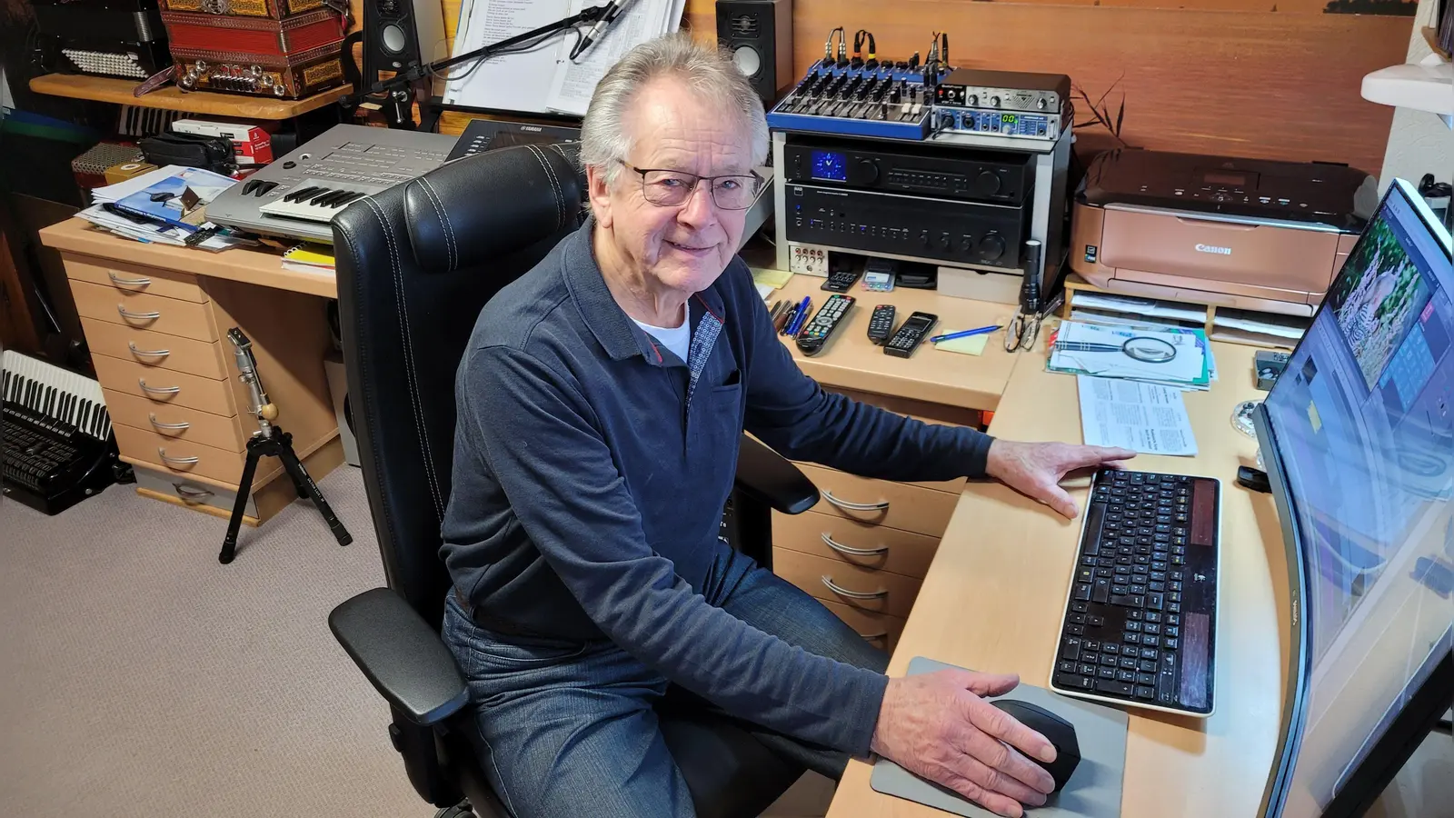 Ludwig Herrmann verbringt viel Zeit an seinem Computer, wo er seine unterhaltsamen Filme zusammenschneidet. (Foto: Nina Daebel)