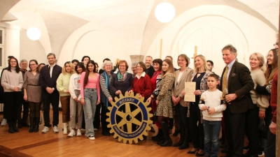 Freude herrschte bei den Beteiligten nach der Würdigung der ehrenamtlichen Geflüchtetenarbeit mit dem „Rotarischen Meilenstein“. (F.: Martina Haas)