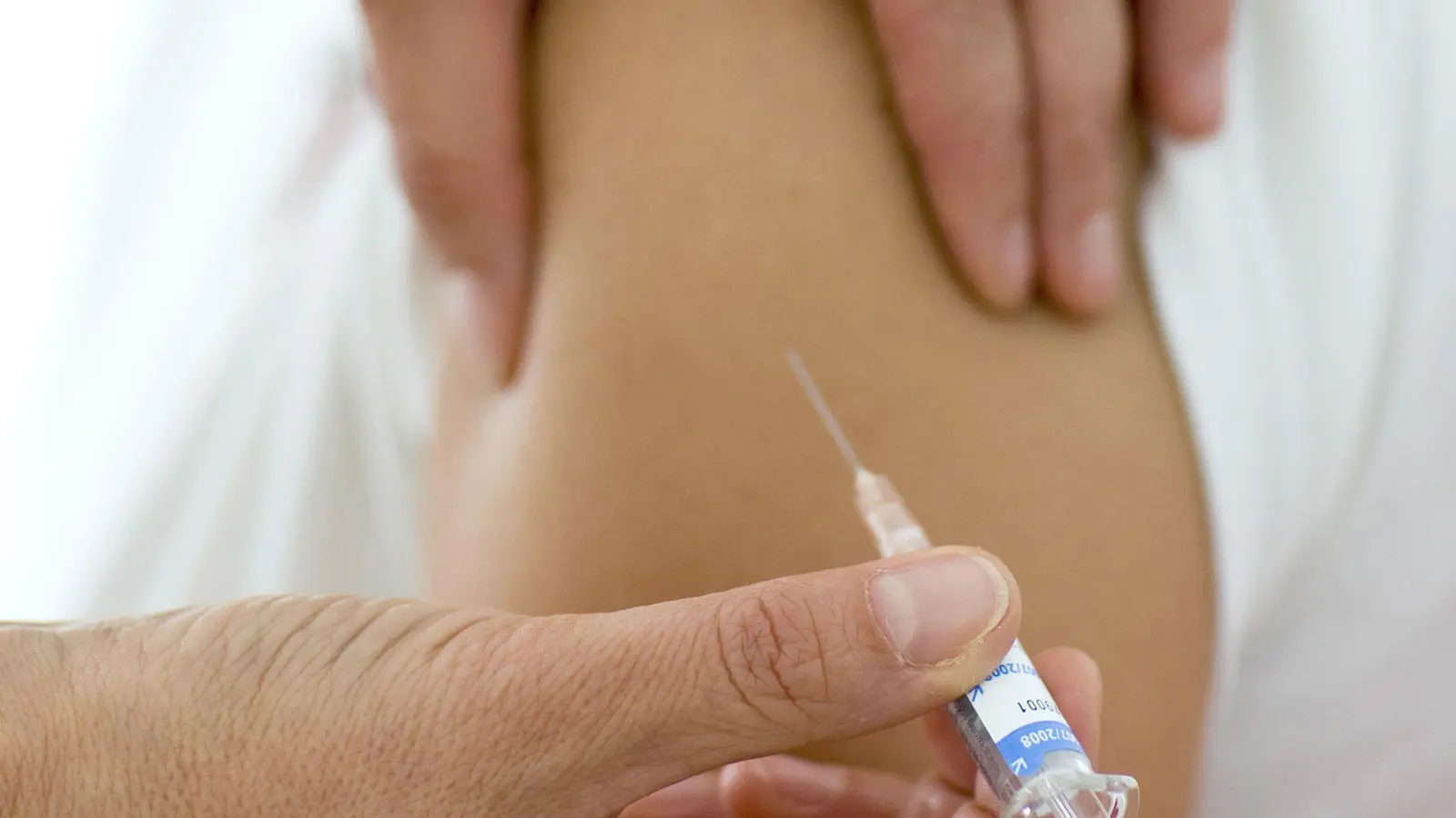 Eine Impfung gegen krebsauslösende Humane Papillomviren (HPV) wird verabreicht. (Foto: Patrick Pleul/dpa-Zentralbild/dpa)