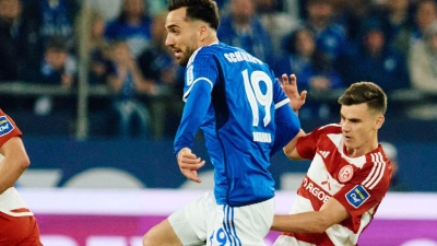 Kenan Karaman (M) und der FC Schalke trennten sich von Düsseldorf 1:1. (Foto: Bernd Thissen/dpa)