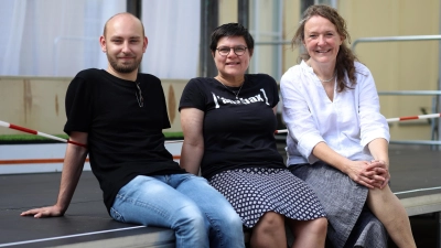 Bringen „Don Quijote” auf die Bühne: Dramaturg Jan Besser, Regisseurin Katja Schumann und Kostümbildnerin Astrid Natho (rechts). (Foto: Thomas Wirth)